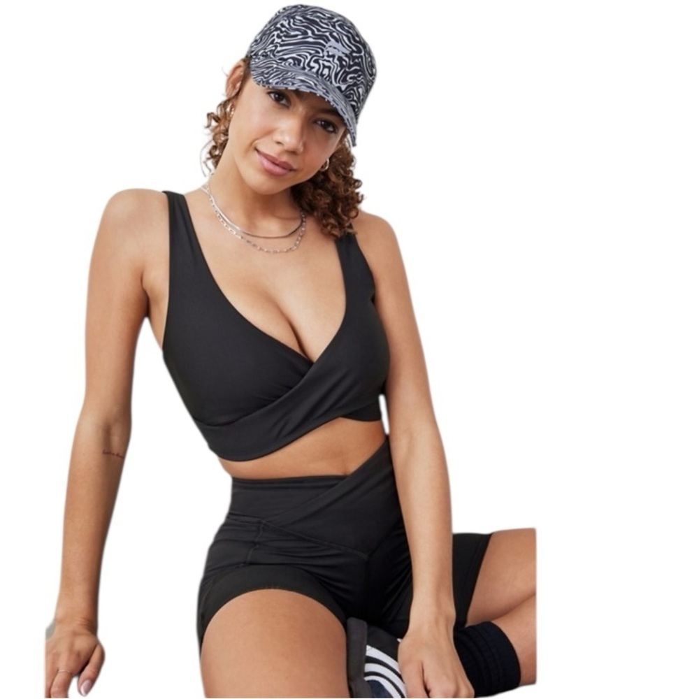 Fabletics - Low Impact Crossover Sports Bra Black Sz